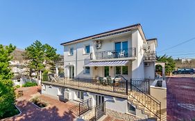 Seaside Guesthouse By Jr City Apartments